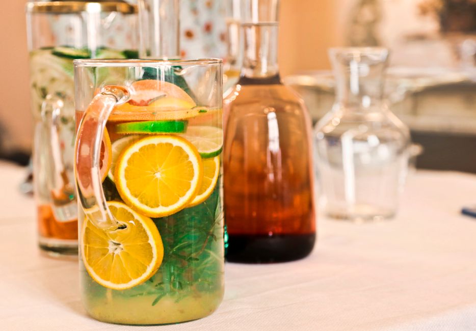 Eaux aromatisées : citron, concombre, menthe
