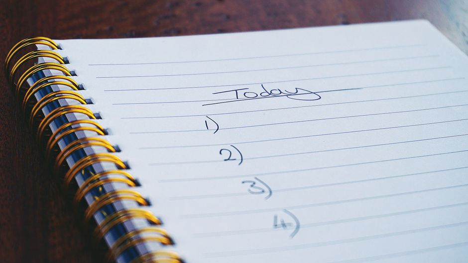 Préparer un apéro dinatoire sans stress : timing et liste